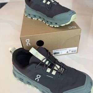 On Cloudhero Kids Waterproof shoes - Navy and slate size 4.